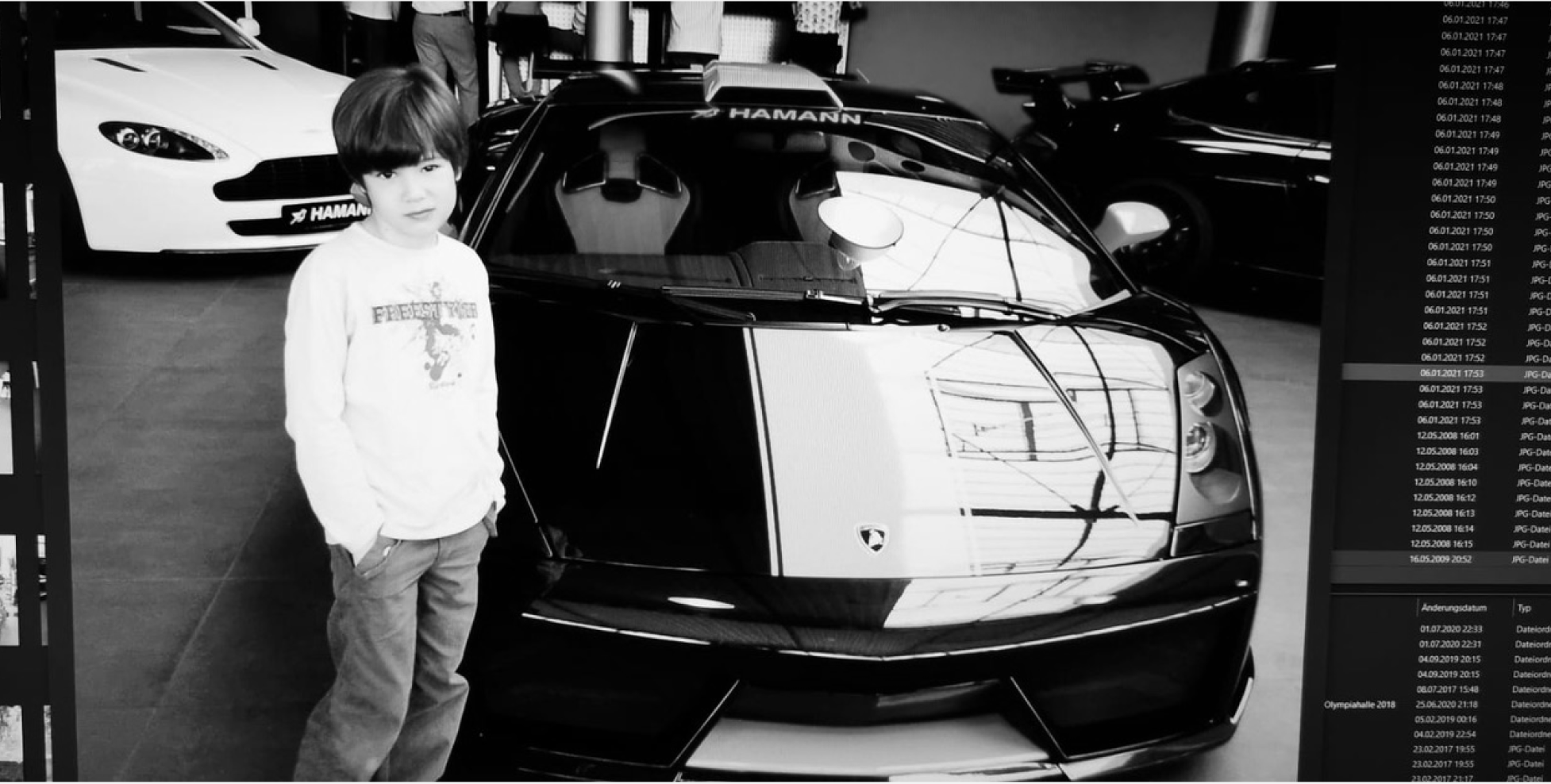 Kind neben Lamborghini